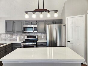 Building Photo - 2118 Creston Dr