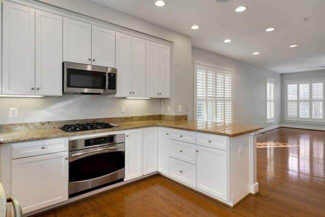 Building Photo - Charming 3 bedroom 3.5 Bathroom Row Home