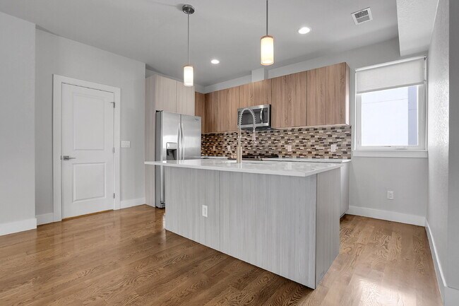 Building Photo - $3,300.00 - 2 Bedroom, 2.5 Bathroom, Rooft...