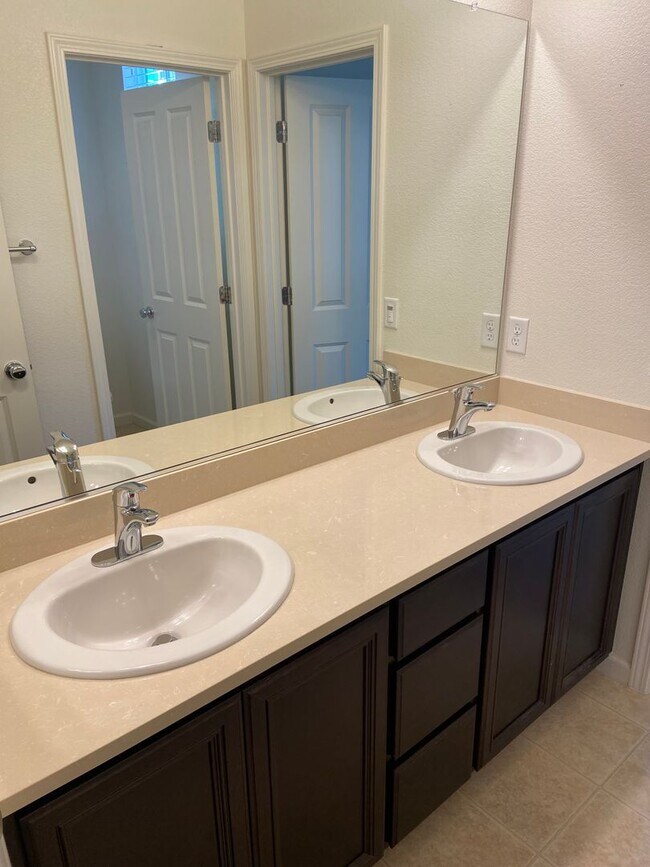 Building Photo - Close to Folsom High School! - 3 Bdrm, 2.5 bath