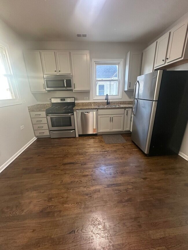 Building Photo - 3251 W Berteau Ave