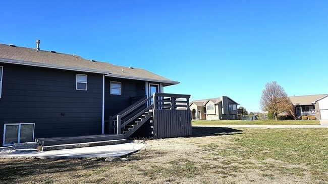 Building Photo - Beautiful Three Bedroom, Three Bathroom