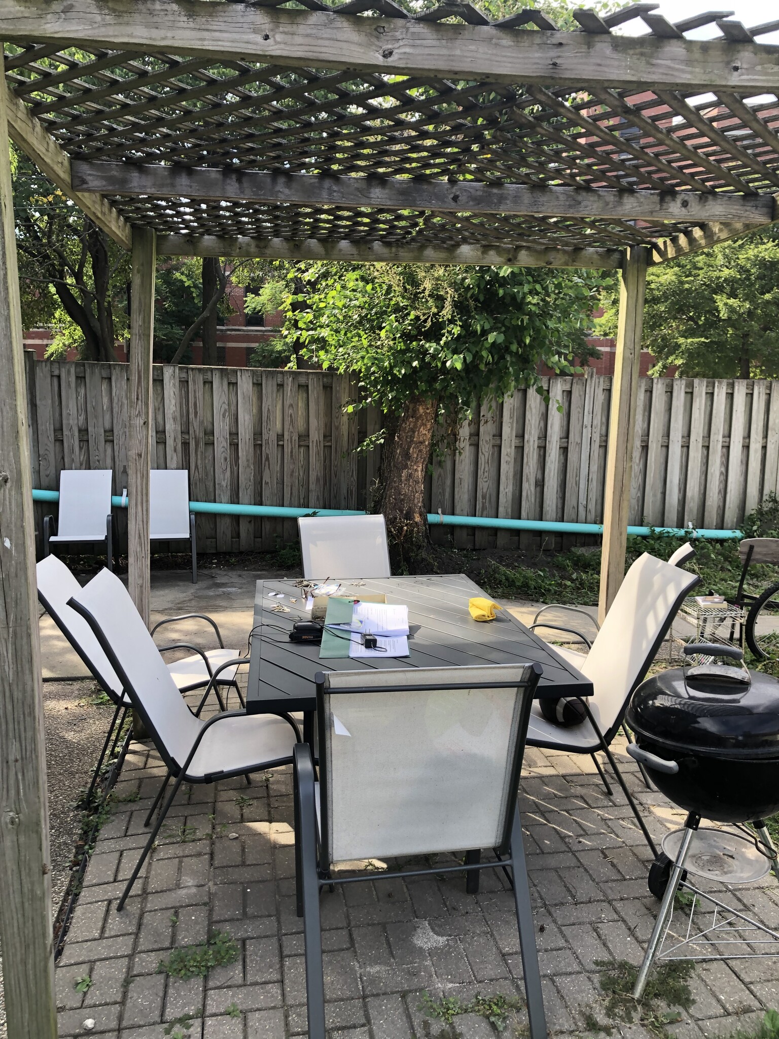 patio with furniture - 1117 Foster St