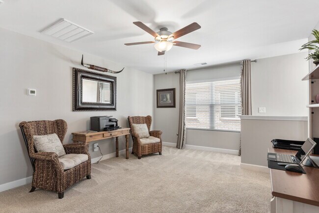 Building Photo - Spacious 3BR End-Unit with Main-Level Primary & Office