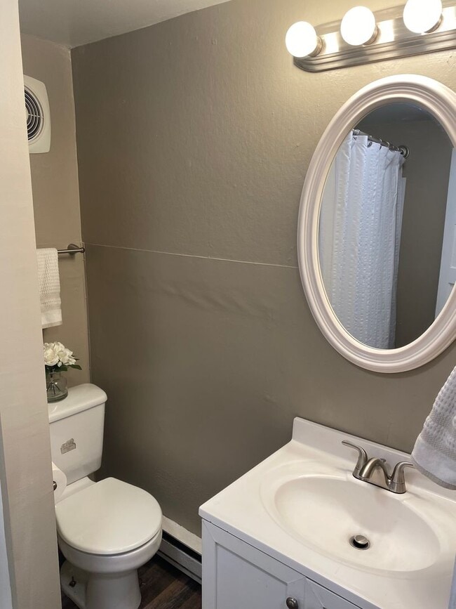 Building Photo - Central Selah Gem: 2-Bedroom Retreat with ...