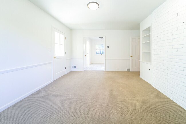 Building Photo - Newly Remodel Home in West Hills!