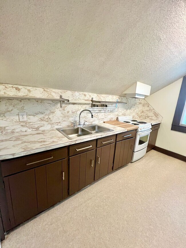 Building Photo - Inglewood 1 Bedroom Upstairs Apartment $10...