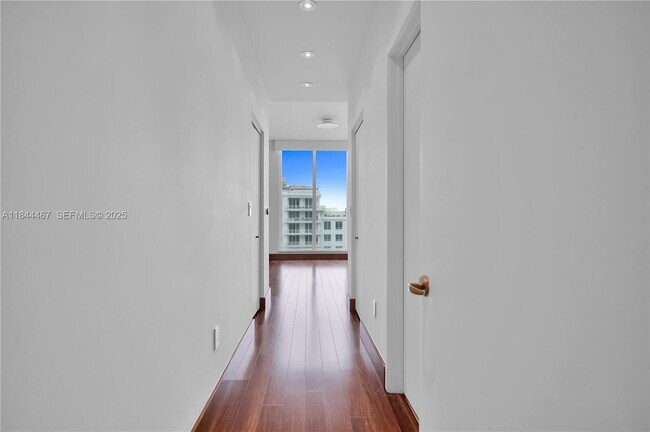 Building Photo - 901 Brickell Key Blvd