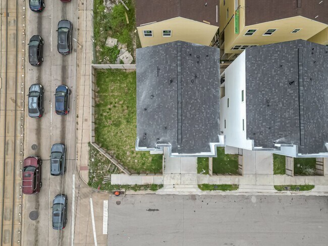 Building Photo - 3468 Bremond St