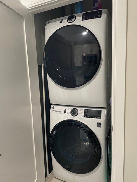 Building Photo - 200 Old Colony Ave