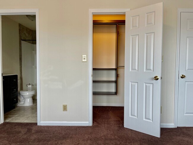 Building Photo - BEAUTIFUL THREE LEVEL TOWNHOME IN NORTH STAFFORD!