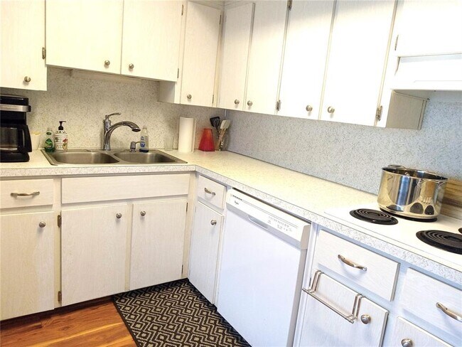 Building Photo - 2041 Australia Way W