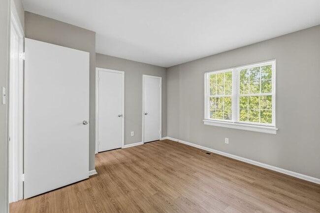 Building Photo - Updated 2-bedroom, 2.5-bath property Greensboro!