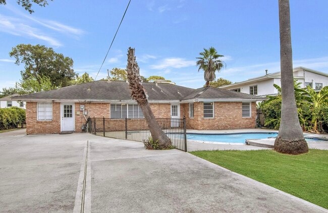 Building Photo - 2327 Dorrington St