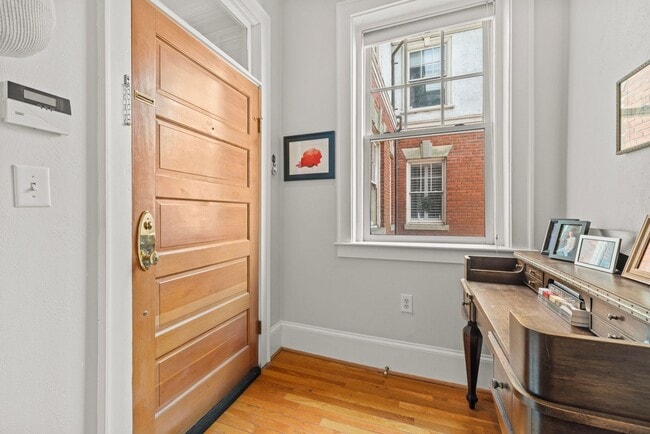 Building Photo - Amazing Garden-Style Condo Available NOW! ...