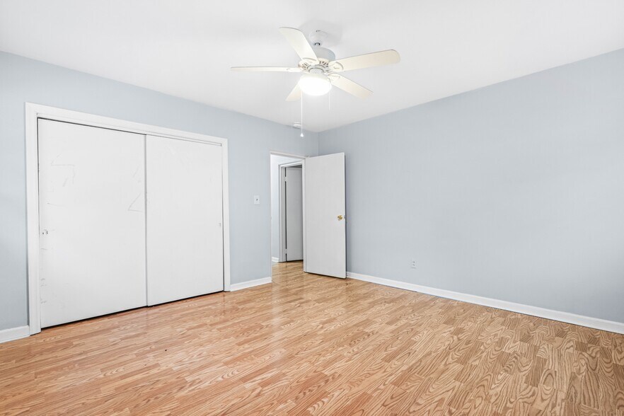 Building Photo - 300 Barclay Rd