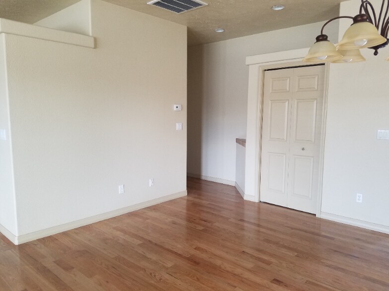 Building Photo - 725 Woodridge Court