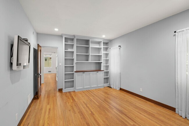 Building Photo - Kensington Exceptional Location 4Bed 3.5 Bath Private Gated Spanish Estate like property