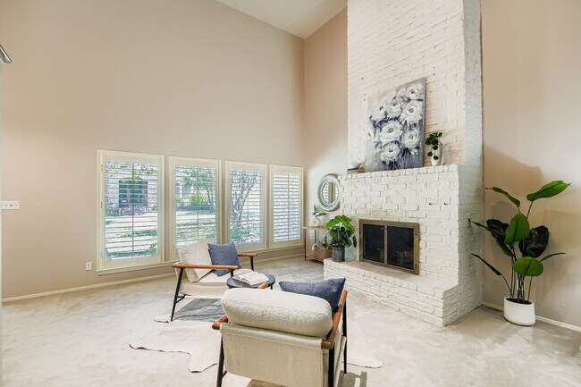 Building Photo - Spacious 3-Bed Townhome in Northwest Hills – Over 3,200 Sq Ft with Courtyard & 2-Car Garage