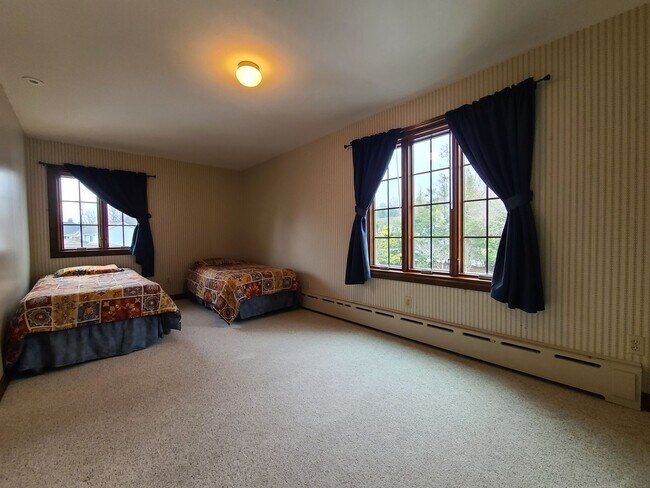 Building Photo - Charming 3-Bedroom, 2-Bathroom Home in South Haven, MI