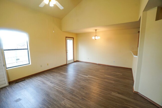 Building Photo - Must see 2 bed, 2 bath duplex near the University of Oklahoma