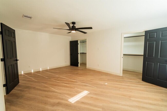 Building Photo - 1402 Bayou Shore Dr