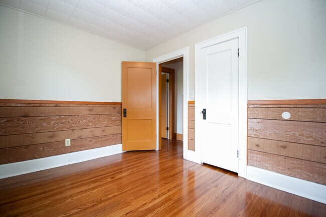 Building Photo - 472 Shasta Dr