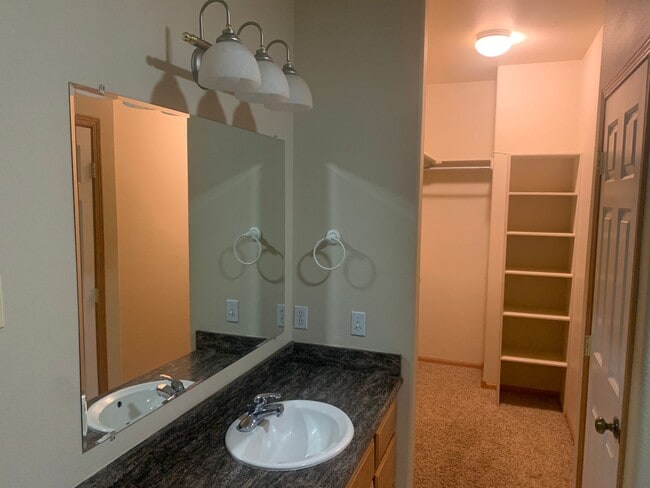 Building Photo - 5 Bedroom 3 Bathroom Home In Briarwood