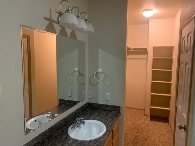 Building Photo - Spacious 5-Bedroom Home in Desirable Briar...