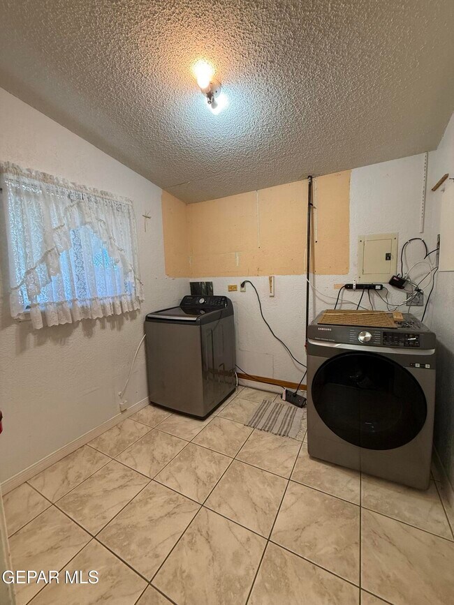 Building Photo - 10449 Chinaberry Dr