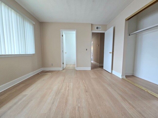 Building Photo - Henderson