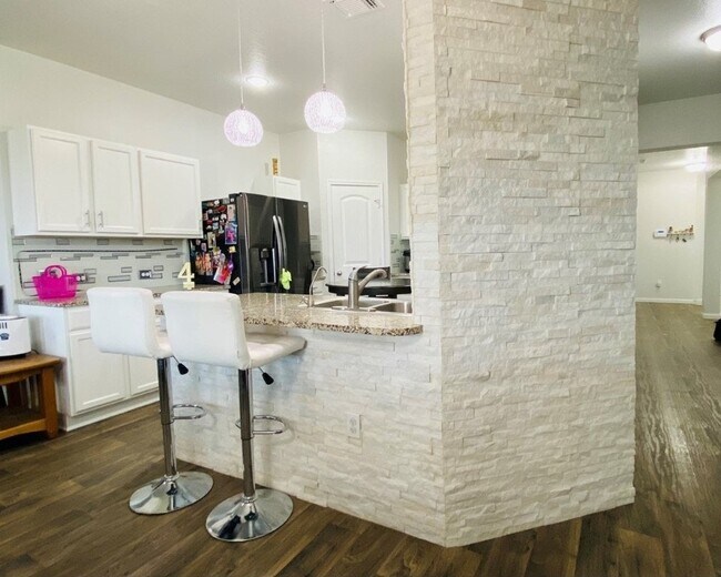 Building Photo - 810 Comal Run