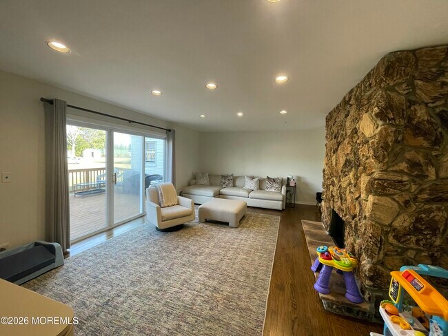 Building Photo - 60 Larchwood Ave