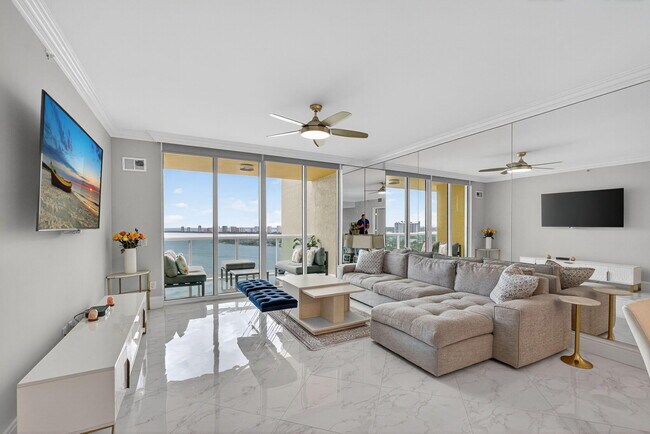 Building Photo - 2650 Lake Shore Dr