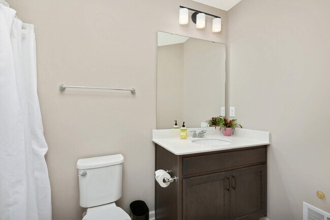 Building Photo - 848 Roselyn Dr