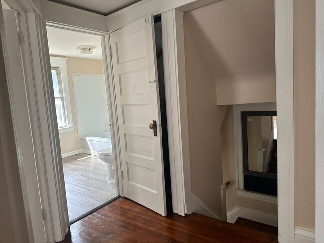 Building Photo - SINGLE FAMIKY FOR RENT IN MAPLEWOOD LOCATION !