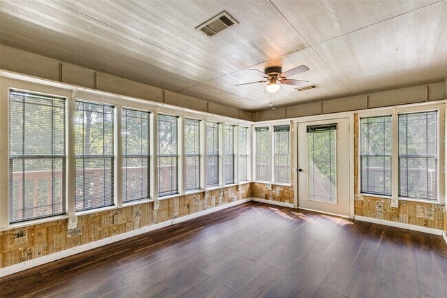 Building Photo - 1005 Center Cir