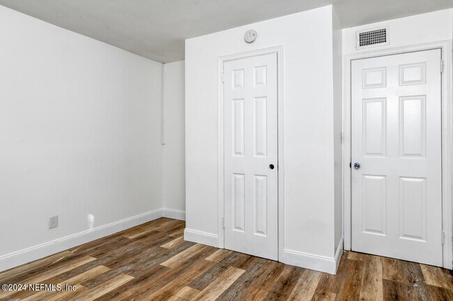 Building Photo - 1265 W 26th St