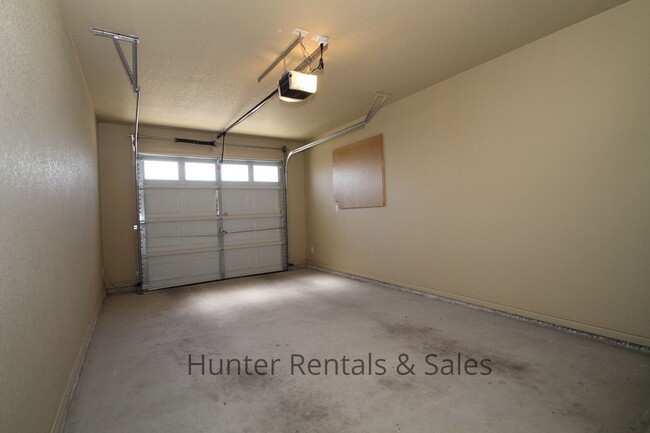 Building Photo - Spacious Two-Bedroom!