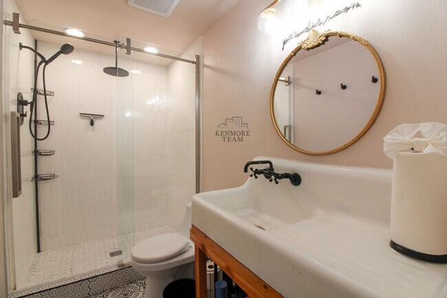 Building Photo - FURNISHED: 5 Bedroom, 2 Bath Home in Kennewick