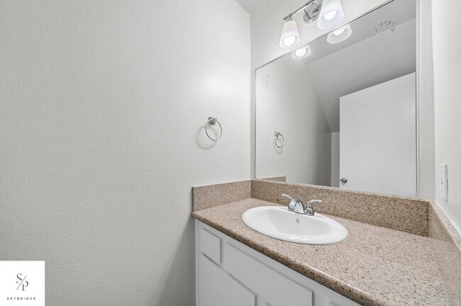 Building Photo - Charming 2-Bed Townhouse with Fireplace in Prime CA Location!