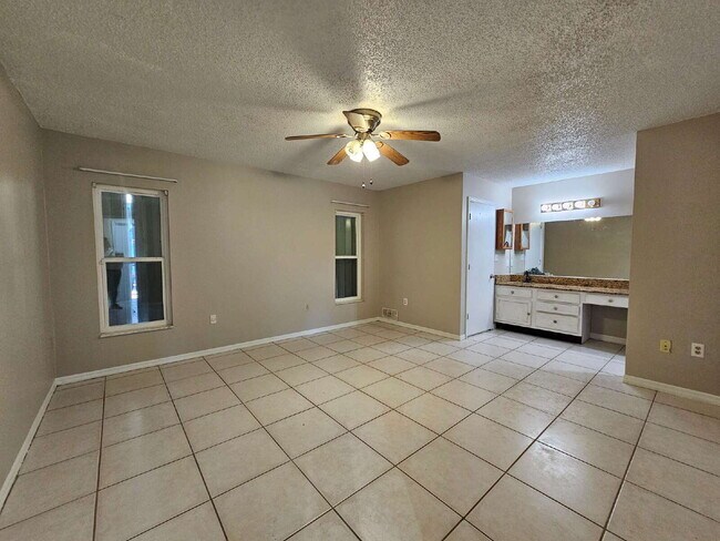 Building Photo - 819 Glencove Ave NW