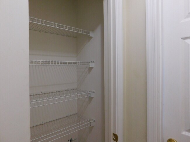 Building Photo - "Spacious 4-Bedroom Gem on Hughart Street with 2.5 Bathrooms and 2108 Sq. Ft. of Comfort!"