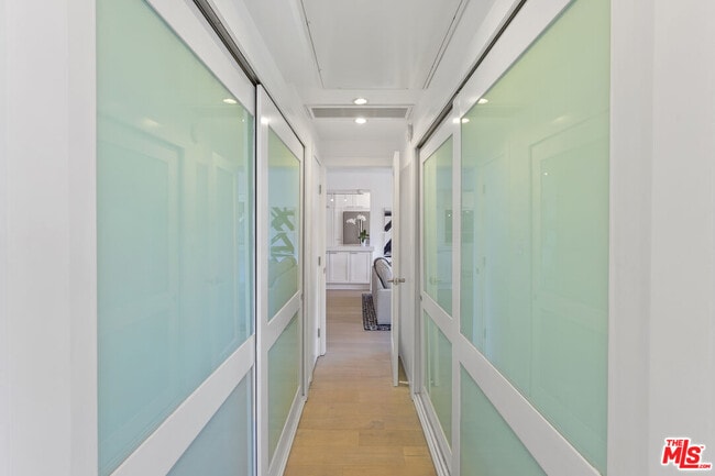 Building Photo - 838 N Doheny Dr
