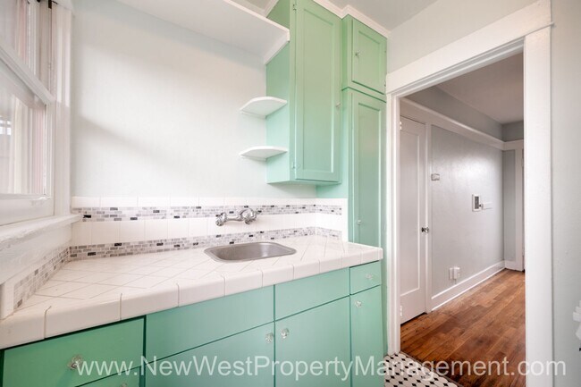 Building Photo - Charming Sherman Heights Studio, Small Pet OK!