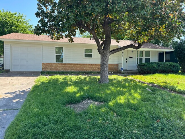 Primary Photo - Cool house in Haltom City!