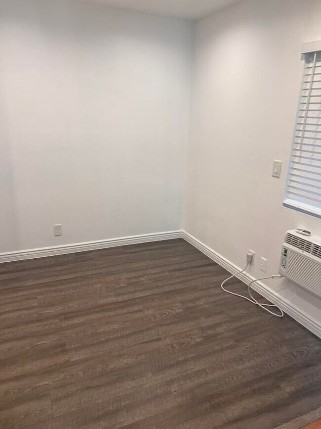 Building Photo - Renovated 2 Bedroom/ 1 Bathroom Condo Avai...