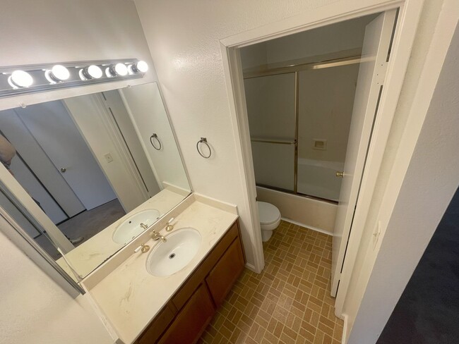 Building Photo - $3,490 - GORGEOUS THREE BEDROOM REMODELED ...
