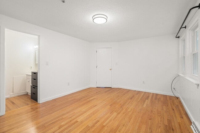 Building Photo - 24 Speen St