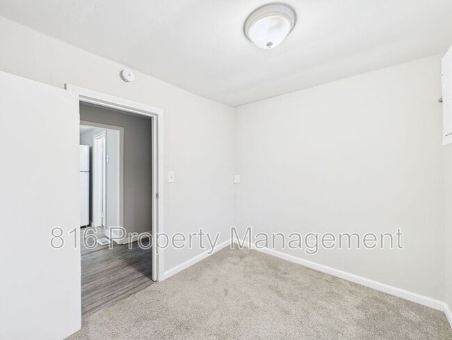 Building Photo - 126 S Village Terrace